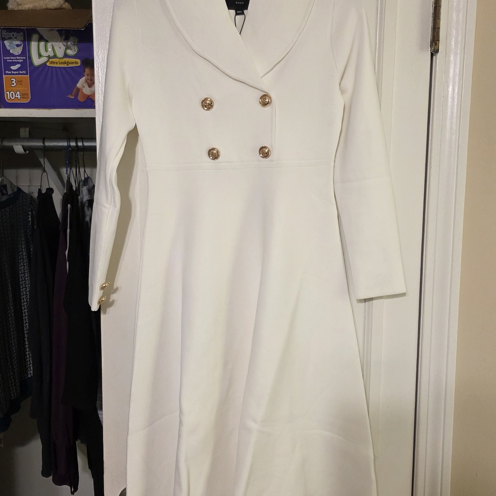 Elegant White Long Sleeve Dress with Gold Buttons - Picture 2 of 4